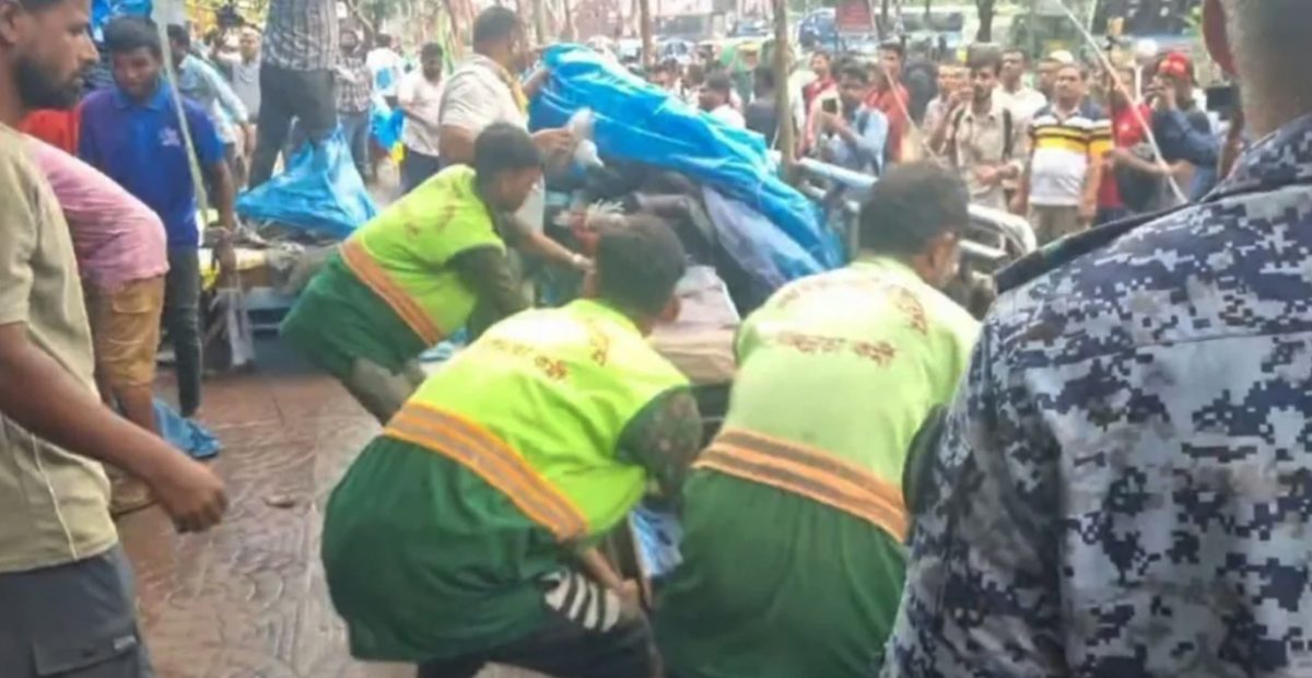 গুলিস্তানে ফুটপাত দখলমুক্ত করতে উচ্ছেদ অভিযান চালাচ্ছে ডিএসসিসি