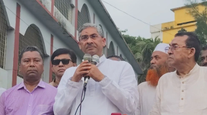 প্রথম সমাচার Prothom Somachar পানিসম্পদ মন্ত্রী শহীদ উদ্দীন চৌধুরী এ্যানি লক্ষ্মীপুরে নদীতীর সংরক্ষণ কাজের উদ্বোধন করছেন।