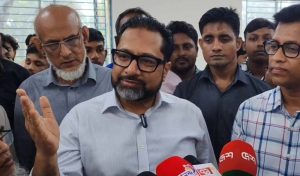প্রথম সমাচার Prothom Somachar গৃহায়ণ ও গণপূর্ত প্রতিমন্ত্রী আহম্মদ সোহেল মনজুর সুমন পিরোজপুরে সাংবাদিকদের সঙ্গে কথা বলছেন।