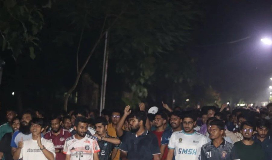 মধ্যরাতে বিক্ষোভে উত্তাল চট্টগ্রাম প্রকৌশল বিশ্ববিদ্যালয়