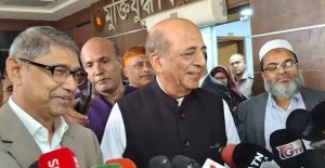 প্রথম সমাচার Prothom Somachar সরকারদলীয় চিফ হুইপ নূরুল ইসলাম মনি ওলামা দলের অনুষ্ঠানে বক্তব্য দিচ্ছেন, যেখানে তিনি সংবিধান সংস্কার ও দেশের স্থিতিশীলতা নিয়ে কথা বলেন।