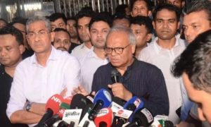 প্রথম সমাচার Prothom Somachar শাহবাগে ছাত্রদলের বিক্ষোভ সমাবেশে বক্তব্য দিচ্ছেন বিএনপির ভারপ্রাপ্ত মহাসচিব রুহুল কবির রিজভী, যেখানে তিনি জ্বালানি তেলের মূল্যবৃদ্ধি ও আন্তর্জাতিক ঋণদাতাদের চাপ নিয়ে কথা বলছেন।