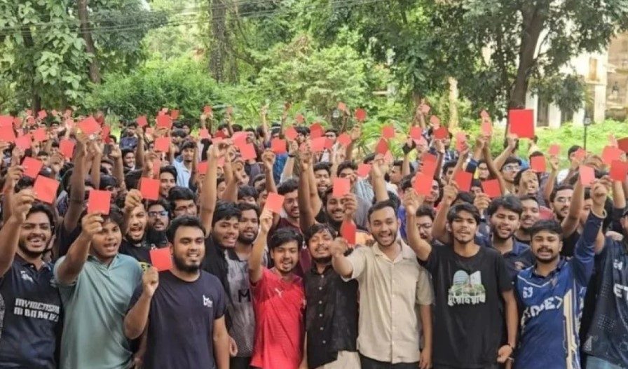 চুয়েটে নতুন ভিসিকে ‘লাল কার্ড’ দেখালো শিক্ষার্থীরা
