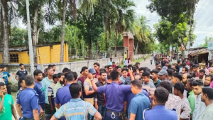প্রথম সমাচার Prothom Somachar কালিগঞ্জে বিএনপি ও কৃষকদলের দুই পক্ষের মধ্যে ধাওয়া-পাল্টাধাওয়া ও সংঘর্ষের দৃশ্য।