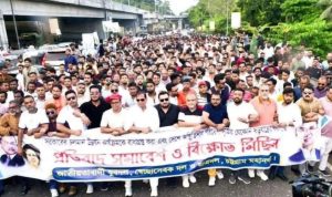 প্রথম সমাচার Prothom Somachar পার্বত্য চট্টগ্রাম ও ভূমি প্রতিমন্ত্রী মীর মোহাম্মদ হেলাল উদ্দীন চট্টগ্রাম মহানগর যুবদল, স্বেচ্ছাসেবকদল ও ছাত্রদলের সমাবেশে বক্তব্য রাখছেন।