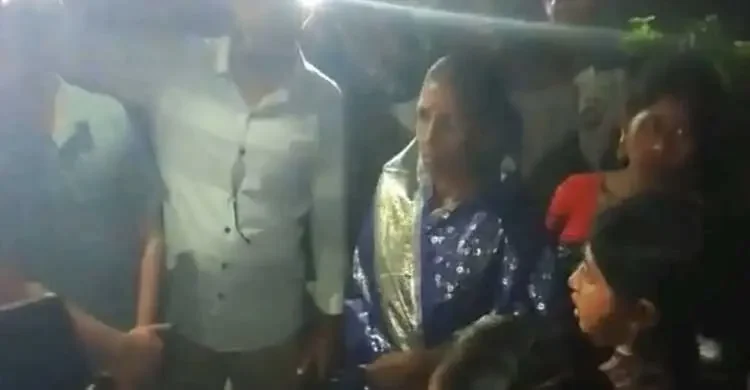 পূজায় যাওয়ার পথে ভ্যান থামিয়ে নারীর স্বর্ণালংকার লুট