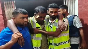 প্রথম সমাচার Prothom Somachar ভালুকায় মাদক মামলার আসামিকে ছিনিয়ে নিতে পুলিশের ওপর হামলা ও দুই পুলিশ সদস্যের আহত হওয়ার দৃশ্য।