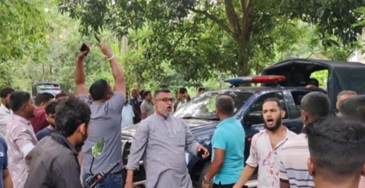আ. লীগ নেতার বাড়িতে দাওয়াতে এসে সাতজন আটক