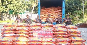 প্রথম সমাচার Prothom Somachar আখাউড়া কাস্টমস অফিসে আটককৃত জিরা ও কাভার্ড ভ্যান জমা দেওয়ার দৃশ্য, যা বিজিবির চোরাচালানবিরোধী অভিযানের অংশ।