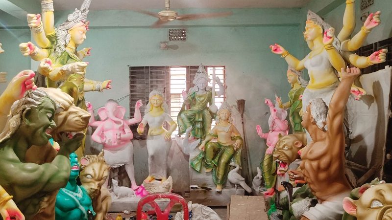 রং-তুলির আঁচড়ে ফুটছে দেবীর রূপ, ব্রাহ্মণবাড়িয়ায় ৬২৮ মণ্ডপে উৎসবের আমেজ