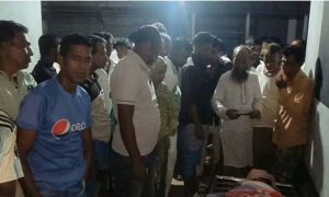 প্রথম সমাচার Prothom Somachar নারায়ণগঞ্জের বন্দরে ছুরিকাঘাতে নিহত রাসেলের মরদেহ উদ্ধার ও পুলিশি তদন্তের দৃশ্য।