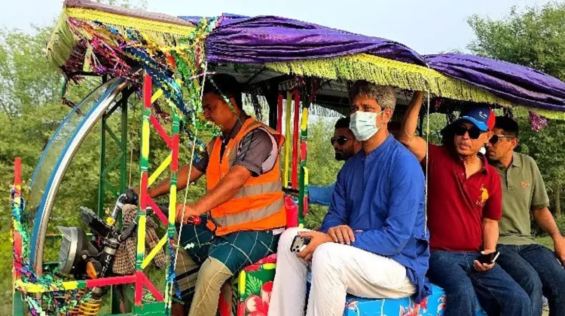 সাগরকন্যার সৌন্দর্যে মুগ্ধ দুই মন্ত্রী-প্রতিমন্ত্রী, ঘুরলেন ভ্যানে চড়ে