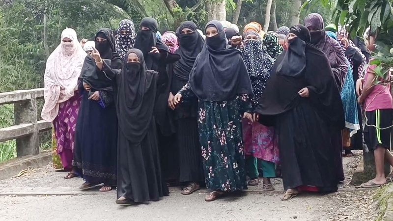 সন্তানকে ধর্ষণচেষ্টার বিচার চাওয়ায় উল্টো মামলা, ঘরছাড়া অসহায় পরিবার