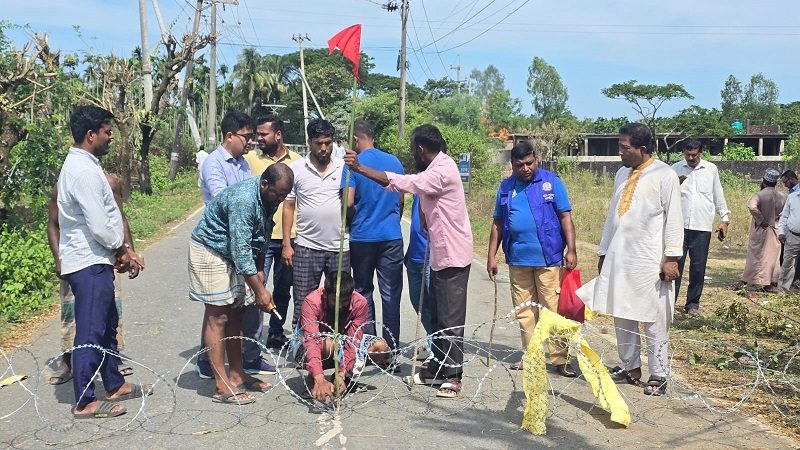 ইনানীতে ৬০ ঘণ্টায়ও নিয়ন্ত্রণে আসেনি গ্যাসের আগুন, ২০০ মিটারজুড়ে কাঁটাতারের বেড়া