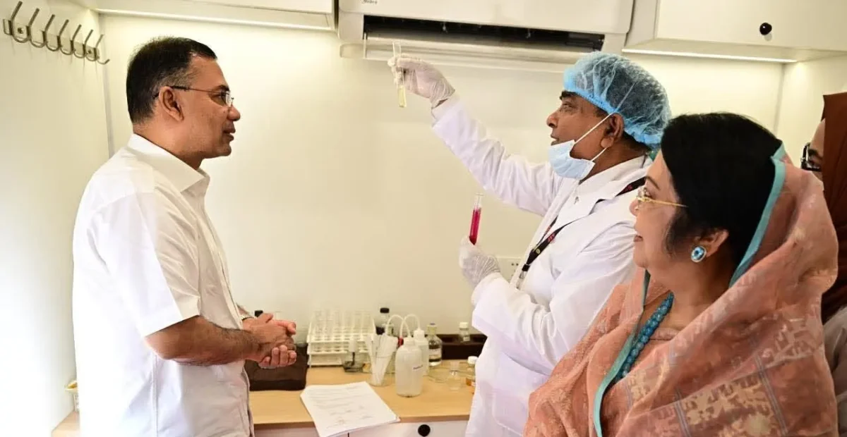 নিরাপদ খাদ্য পরীক্ষার ভ্রাম্যমাণ ল্যাব পরিদর্শন করলেন প্রধানমন্ত্রী