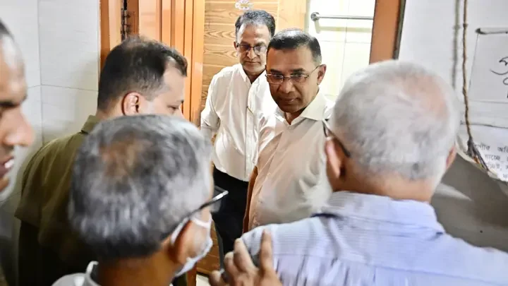 শিশু হাসপাতালের কক্ষে ধূমপান, চিকিৎসককে বরখাস্তের নির্দেশ প্রধানমন্ত্রীর