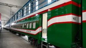 প্রথম সমাচার Prothom Somachar ভারত থেকে আসা নতুন ব্রডগেজ যাত্রীবাহী রেলকোচগুলো দর্শনা রেলবন্দরে প্রবেশ করছে।