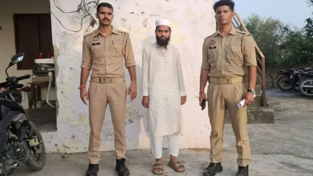 ভারতে মাইকে আজান দেওয়ায় শব্দদূষণ নিয়ন্ত্রণ আইন লঙ্ঘনের অভিযোগে কারাগারে মুয়াজ্জিন