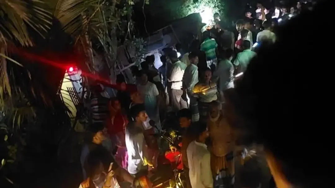 জামায়াতের লংমার্চ ফেরত বাসের ধাক্কায় জামায়াত-শিবিরের ২০ কর্মী আহত
