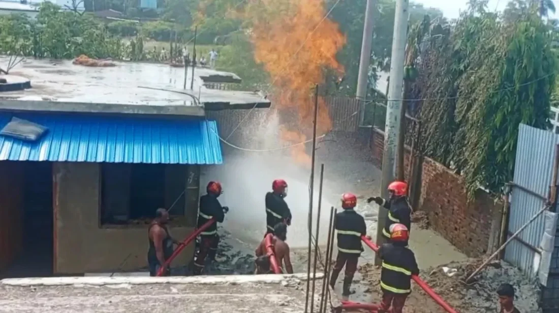 কক্সবাজারে মাটি থেকে বের হচ্ছে আগুন, নিয়ন্ত্রণে ফায়ার সার্ভিসের ৩ ইউনিট