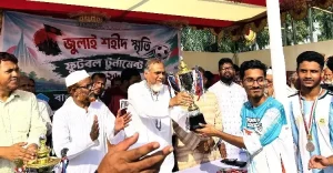 প্রথম সমাচার Prothom Somachar জুলাই সনদ বাস্তবায়নের দাবিতে বক্তব্য রাখছেন জামায়াতে ইসলামীর কেন্দ্রীয় নেতা সাইফুল আলম খান মিলন, একটি ফুটবল টুর্নামেন্টের পুরস্কার বিতরণী অনুষ্ঠানে।