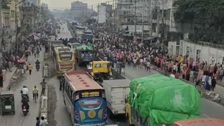 বেতন বৃদ্ধির দাবিতে ঢাকা-টাঙ্গাইল মহাসড়ক অবরোধ করে শ্রমিকদের বিক্ষোভ