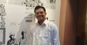 প্রথম সমাচার Prothom Somachar একটি বিশ্ববিদ্যালয়ের হলে শিক্ষার্থী সংঘর্ষ ও ভাঙচুরের দৃশ্য, যেখানে একটি কক্ষের দরজা-জানালা ভাঙা হয়েছে এবং একজন শিক্ষার্থী আহত হয়েছেন।