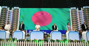 প্রথম সমাচার Prothom Somachar প্রধানমন্ত্রী তারেক রহমান বিশ্ব বসতি দিবসের অনুষ্ঠানে একটি স্বর্ণচাঁপা গাছের চারা রোপণ করছেন।