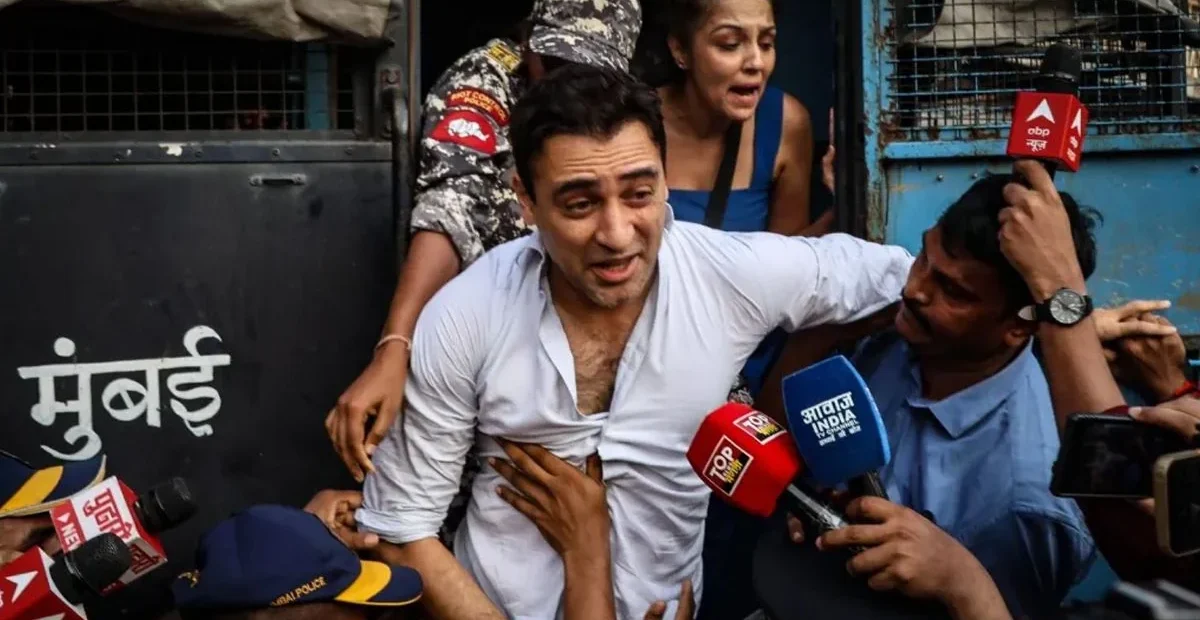 ভারত ছাড়ার নোটিশে হাইকোর্টের হস্তক্ষেপে স্বস্তি পেলেন ইমরান খান