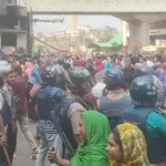 প্রথম সমাচার Prothom Somachar মিরপুরে পোশাক শ্রমিকদের আন্দোলনের কারণে যানজট ও পুলিশের উপস্থিতি।