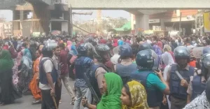 প্রথম সমাচার Prothom Somachar মিরপুরে পোশাক শ্রমিকদের আন্দোলনের কারণে যানজট ও পুলিশের উপস্থিতি।