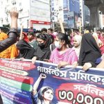 প্রথম সমাচার Prothom Somachar মিরপুর-১০ গোলচত্বরে বেতন-ভাতার দাবিতে পোশাক শ্রমিকদের সড়ক অবরোধ ও বিক্ষোভের দৃশ্য।