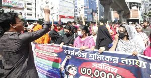 প্রথম সমাচার Prothom Somachar মিরপুর-১০ গোলচত্বরে বেতন-ভাতার দাবিতে পোশাক শ্রমিকদের সড়ক অবরোধ ও বিক্ষোভের দৃশ্য।