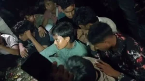 প্রথম সমাচার Prothom Somachar সেনবাগে 'জয় বাংলা' স্লোগান দেওয়ায় ছাত্রদল কর্তৃক কিশোর আটক ও পুলিশের হেফাজতে নেওয়া।