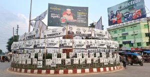প্রথম সমাচার Prothom Somachar ঠাকুরগাঁও-১ উপনির্বাচনের ব্যানার-ফেস্টুনে আড়াল হওয়া জুলাই স্মৃতিস্তম্ভের দৃশ্য।