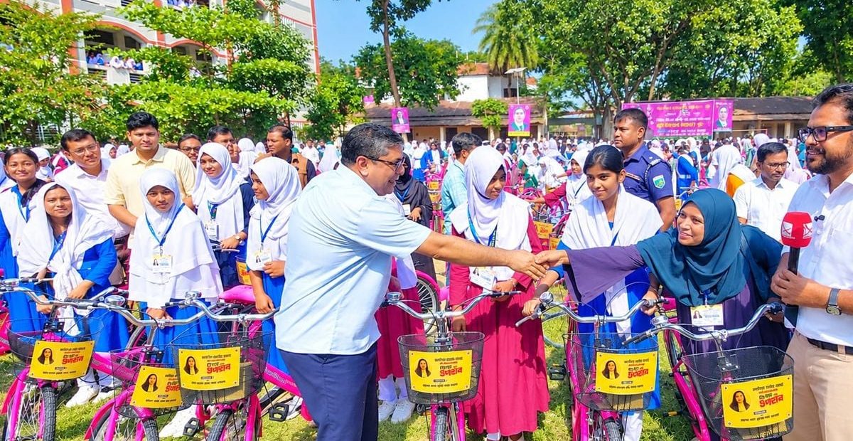 জাইমা রহমানের জন্মদিনে ৫ শতাধিক ছাত্রীকে বাইসাইকেল দিলেন মীর শাহে আলম