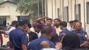 প্রথম সমাচার Prothom Somachar ঢাকার আশুলিয়ায় প্রিজন ভ্যান থেকে 'জয় বাংলা' স্লোগানরত গ্রেপ্তারকৃত আসামিরা।