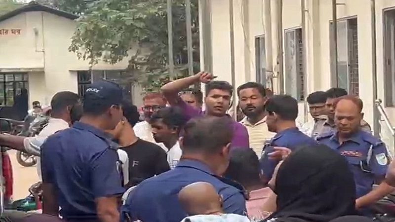আদালতে নেওয়ার পথে প্রিজন ভ্যান থেকে ‘জয় বাংলা’ স্লোগান