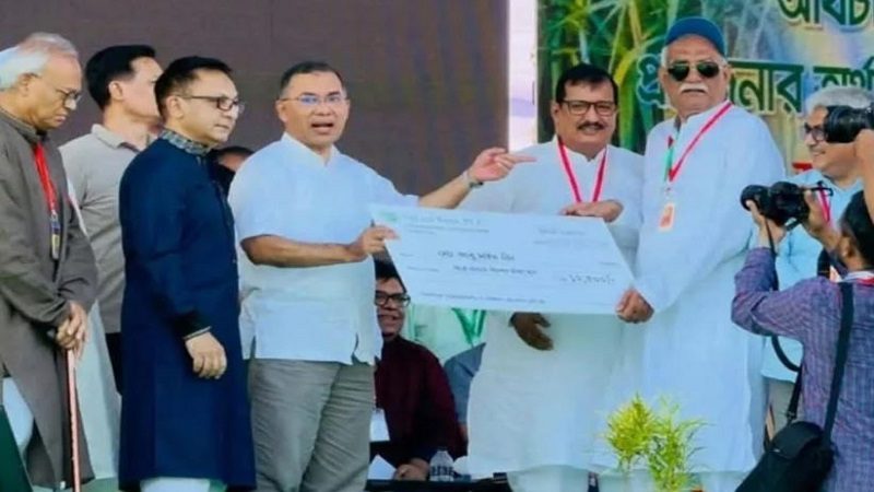 আখচাষি হিসেবে প্রধানমন্ত্রীর হাত থেকে ‌সরকারি প্রণোদনা নিলেন বিএনপির এমপি চাঁদ