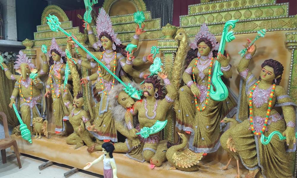 ধানের সোনালি শীষে সাজানো দেবী দুর্গার প্রতিমা, ফুটেছে বাংলার ঐতিহ্য