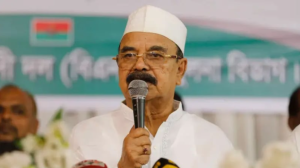 প্রথম সমাচার Prothom Somachar বিএনপির স্থায়ী কমিটির সদস্য গয়েশ্বর চন্দ্র রায় সাভারে পূজা মণ্ডপের পূজারিদের মাঝে নগদ অর্থ সহায়তা প্রদান অনুষ্ঠানে বক্তব্য রাখছেন।