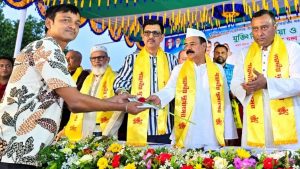 প্রথম সমাচার Prothom Somachar বিএনপির স্থায়ী কমিটির সদস্য গয়েশ্বর চন্দ্র রায় সাভারের পূজামণ্ডপে নগদ অর্থ বিতরণ করছেন এবং শারদীয় দুর্গাপূজা ও সাম্প্রদায়িক সম্প্রীতি নিয়ে বক্তব্য রাখছেন।