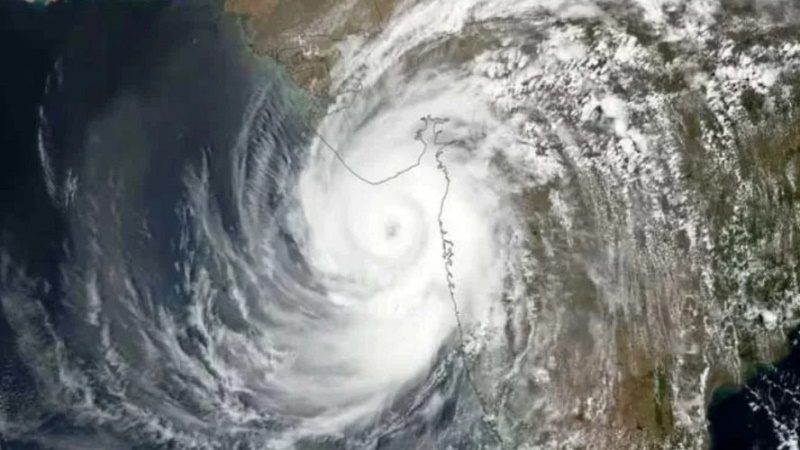 উত্তাল বঙ্গোপসাগর: ১৭০ কিলোমিটার বেগে এগোচ্ছে ঘূর্ণিঝড় ‘অর্ণব’