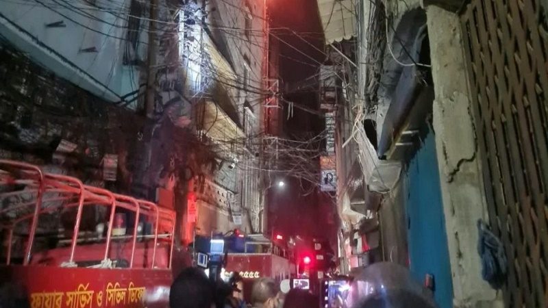 চকবাজারে আগুন নেভাতে গিয়ে অসুস্থ ২ ফায়ার ফাইটার, হাসপাতালে ভর্তি ‎