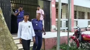 প্রথম সমাচার Prothom Somachar পাবনার সুজানগরে শেখ হাসিনার জন্মদিন পালনের অভিযোগে স্কুল থেকে এসএসসি পরীক্ষার্থী রবিন বিশ্বাসকে পুলিশ কর্তৃক আটকের দৃশ্য।