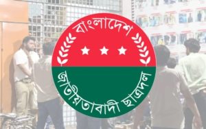 প্রথম সমাচার Prothom Somachar রাবি ক্যাম্পাসে সাংবাদিক ও শিক্ষার্থীদের ওপর হামলার পর আহতদের চিকিৎসাকেন্দ্রে নিয়ে যাওয়ার দৃশ্য।