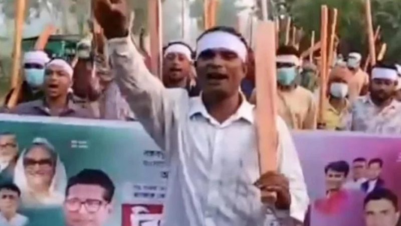 লাঠি-বৈঠা নিয়ে নিষিদ্ধ ছাত্রলীগের মিছিল, গ্রেপ্তার ২