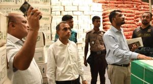 প্রথম সমাচার Prothom Somachar চট্টগ্রামের খাতুনগঞ্জে এলাচ মজুদের গোডাউনে ভোক্তা অধিকার অধিদপ্তরের অভিযান।