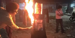 প্রথম সমাচার Prothom Somachar জাহাঙ্গীরনগর বিশ্ববিদ্যালয়ে দেলোয়ার হোসাইন সাঈদীর কুশপুত্তলিকা দাহ করে শিক্ষার্থীদের প্রতিবাদ।