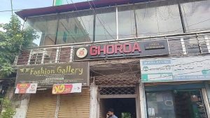 প্রথম সমাচার Prothom Somachar রায়পুরের হায়দারগঞ্জ বাজারে পাওনা টাকা নিয়ে বিরোধের জেরে তালাবদ্ধ রেস্টুরেন্ট এবং পুলিশি তদন্তের দৃশ্য।
